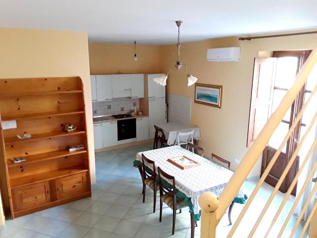 una cucina e una sala da pranzo con tavolo e sedie di 2 bedrooms appartement at Santa Maria di Castellabate a Santa Maria di Castellabate