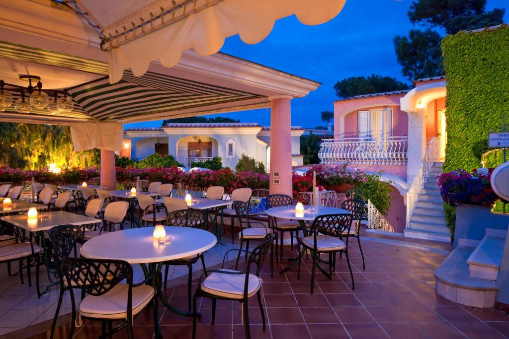 Hotel Continental Ischia في ايسكيا: فناء به طاولات وكراسي وإضاءات