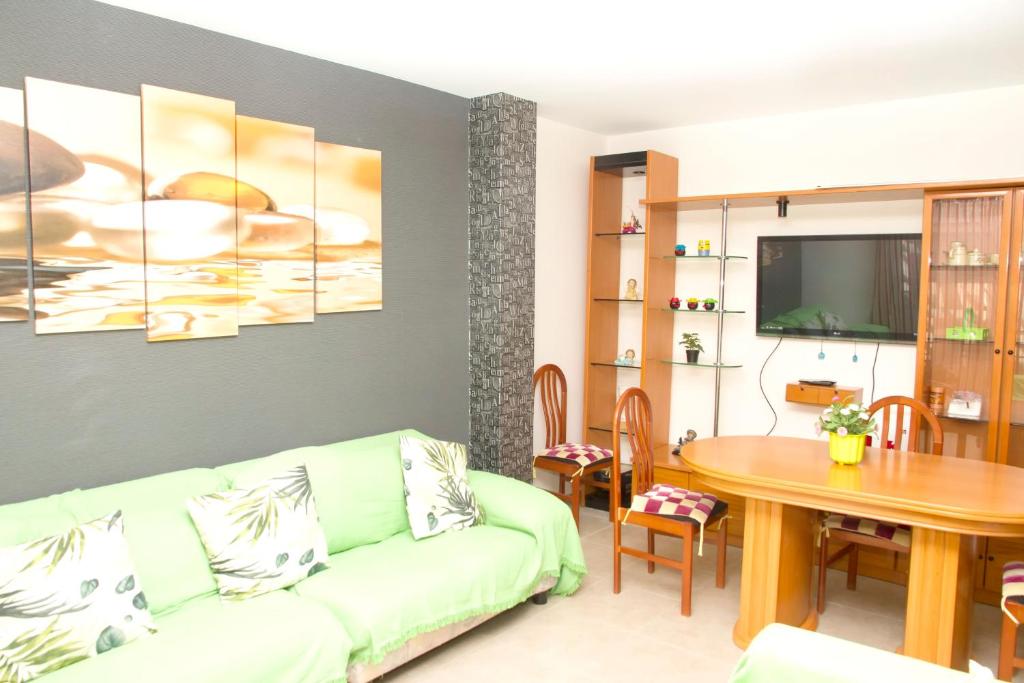 un soggiorno con divano verde e tavolo di 3 bedrooms appartement at Garrucha 200 m away from the beach with sea view and terrace a Garrucha