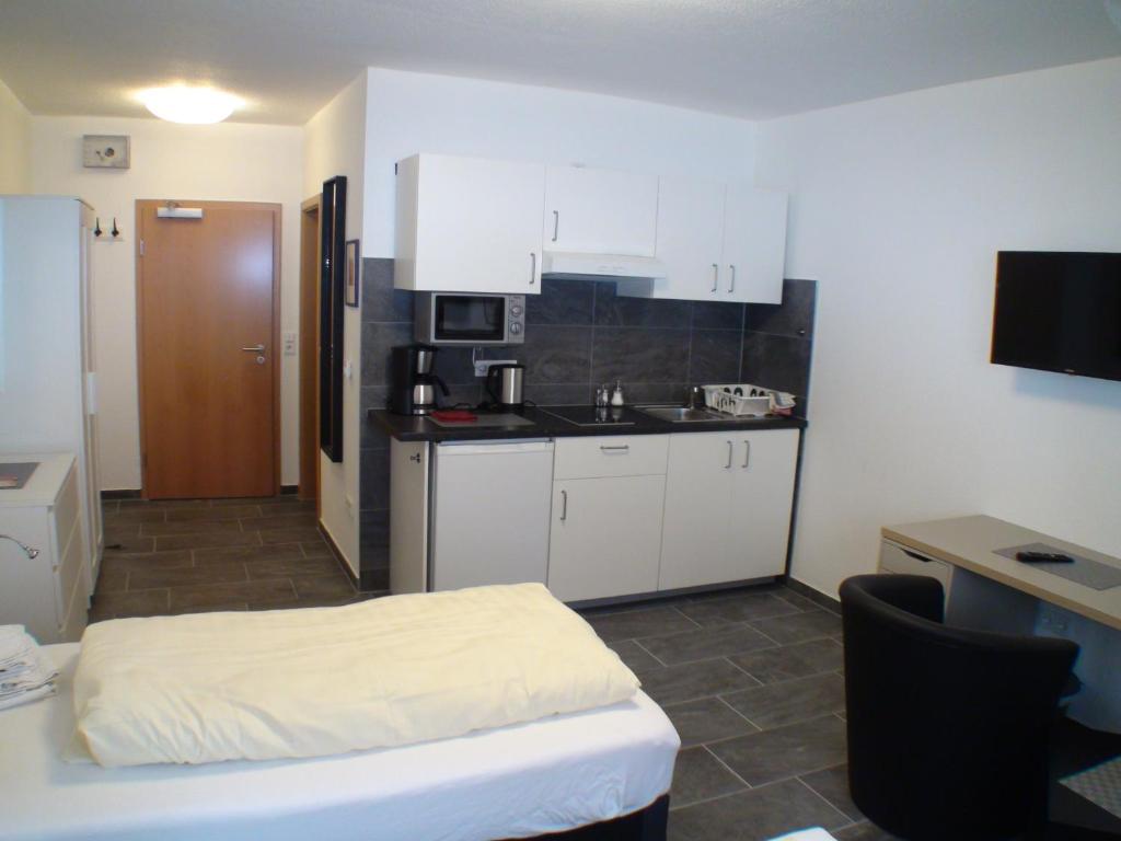 Kuchyň nebo kuchyňský kout v ubytování Hotel Am Kamin