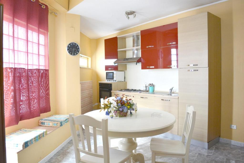 2 bedrooms appartement at Reggio Calabria 2 km away from the beachにあるキッチンまたは簡易キッチン