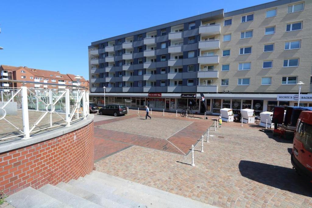 a parking lot in front of a large building at App. Hackmack 62 in Westerland