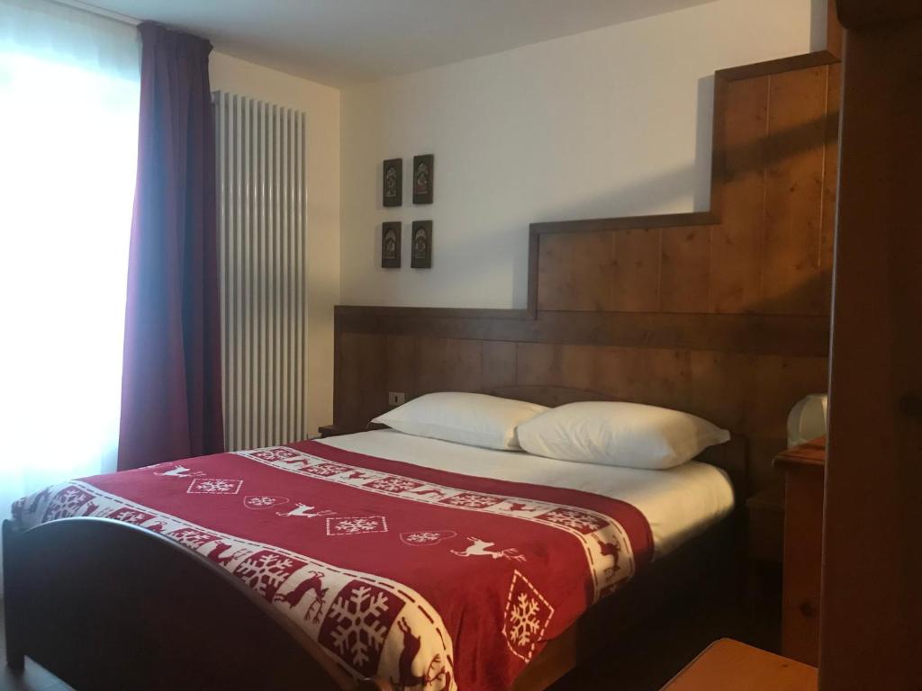 - une chambre avec un lit et une couverture rouge dans l'établissement La Maison du Bonheur, à Pré-Saint-Didier