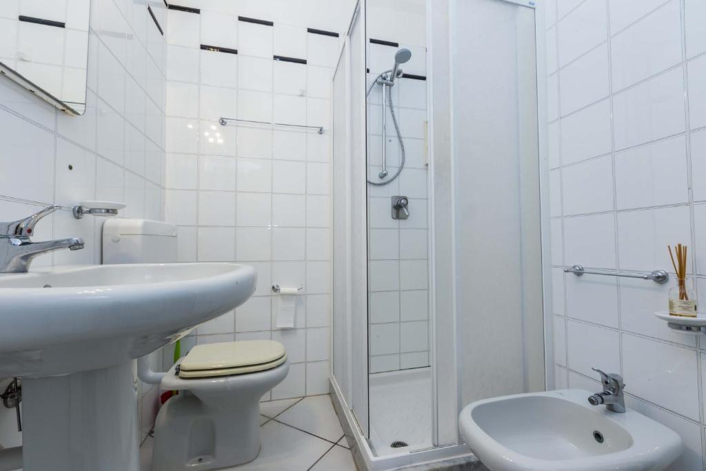 łazienka z umywalką, toaletą i prysznicem w obiekcie Monolocale il Porto n. 4 w mieście Porto Azzurro