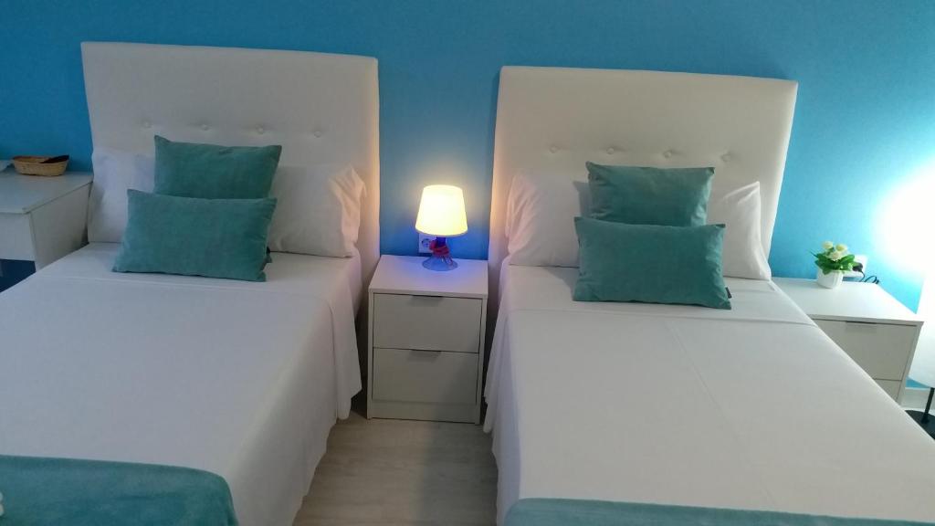 Łóżko lub łóżka w pokoju w obiekcie Pensión Mar Azul
