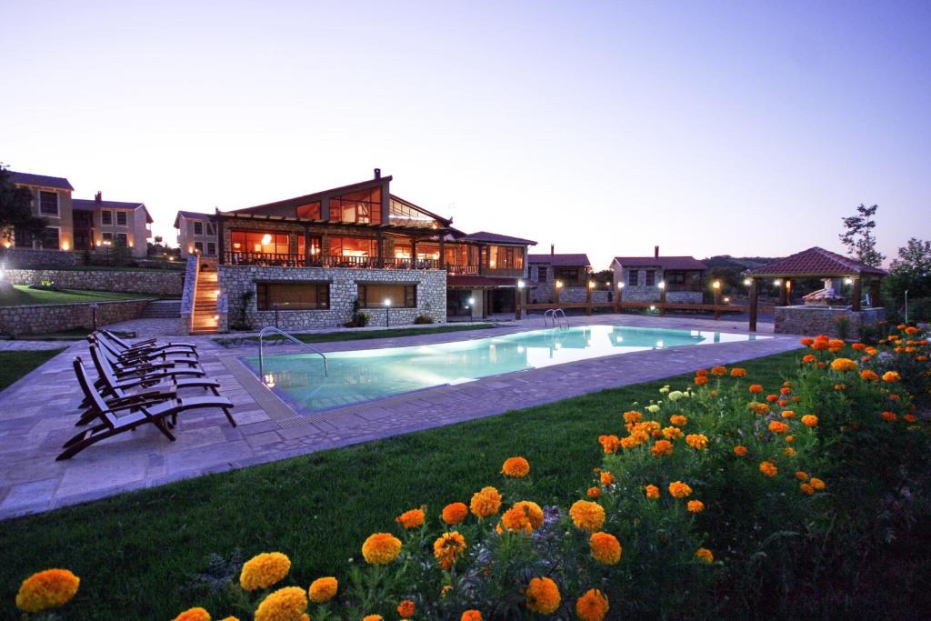 Casa con piscina y jardín con flores en Vitina House, en Vitina