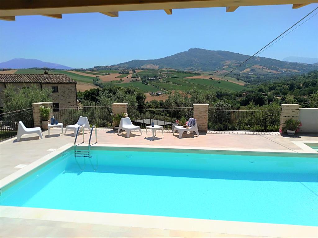 uma piscina com vista para uma montanha em Agriturismo Il Vecchio Acero em Montalto delle Marche