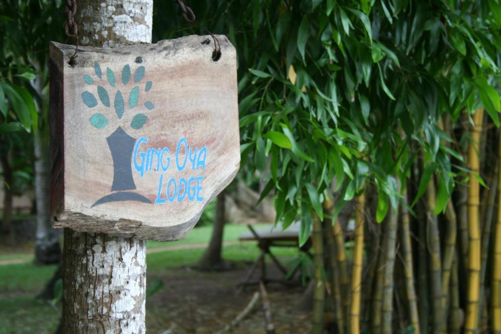 ein Schild an einem Baum in einem Park in der Unterkunft Ging Oya Lodge in Wayikkal