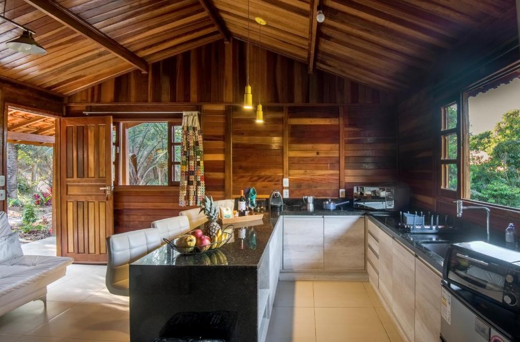 una cucina con pareti in legno e un grande piano di lavoro di Casinha de Madeira no Vale do Capão a Vale do Capao