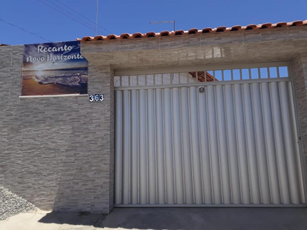 uma porta de garagem num edifício de tijolos em Recanto Novo Horizonte no Recife