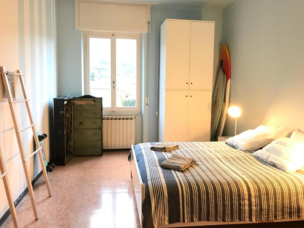 1 dormitorio con 1 cama con tocador y ventana en Appartamento Madeleine, en Levanto