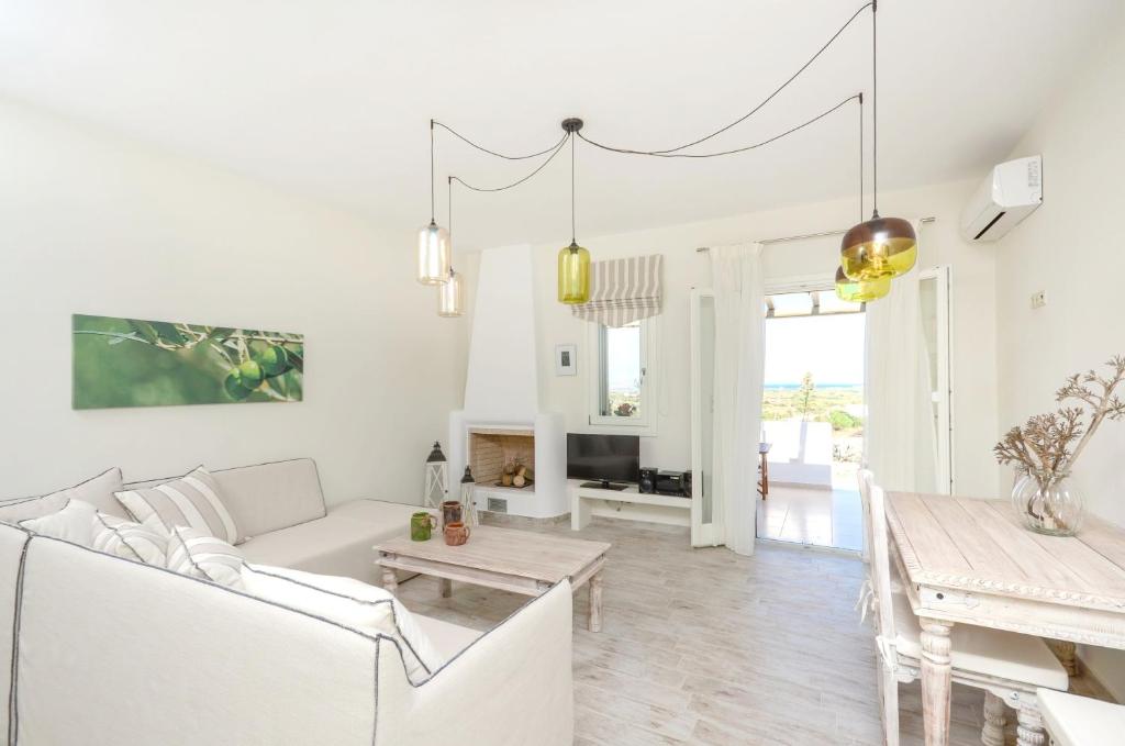 Posezení v ubytování Welcoming Villa in Naxos with Sea and Mountain Views