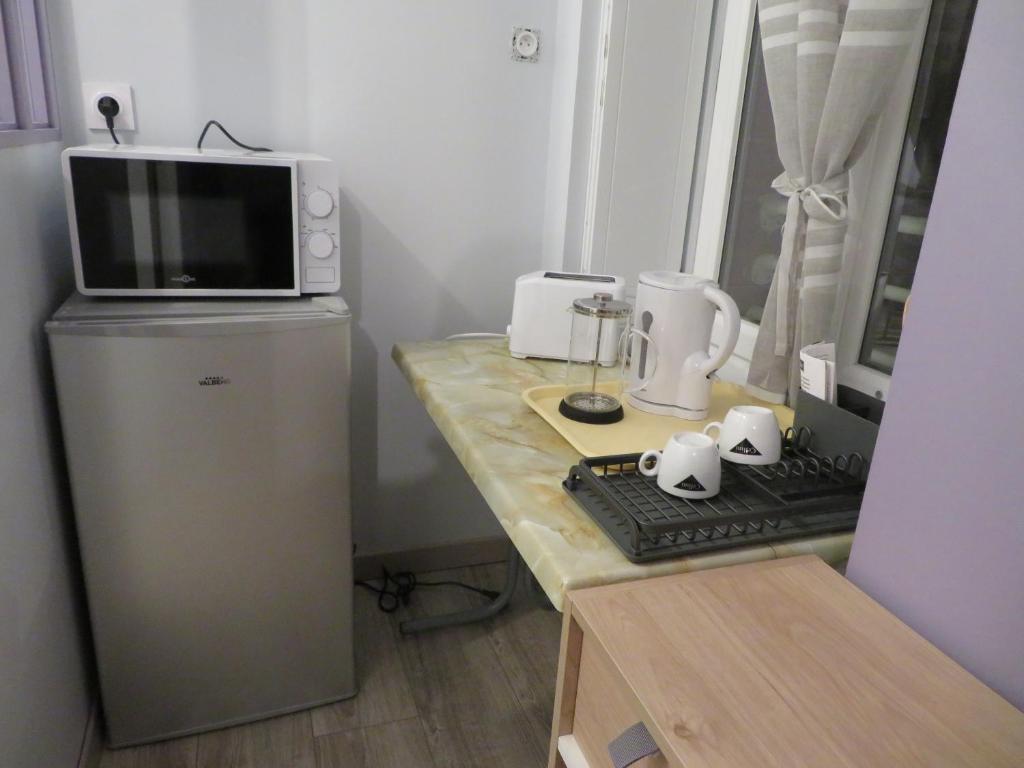 Kuchyň nebo kuchyňský kout v ubytování Les Chambres Studios de Pleslin-Foucher
