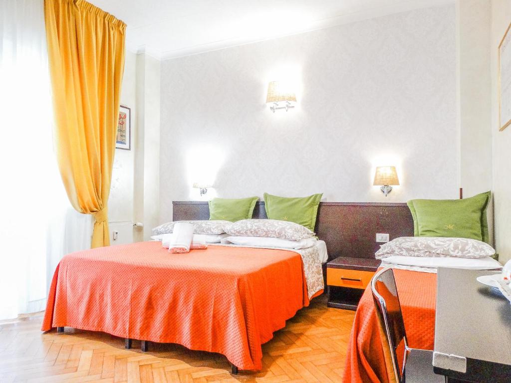 ローマにあるB＆B モレリ 1のベッド2台とテーブルが備わるホテルルームです。