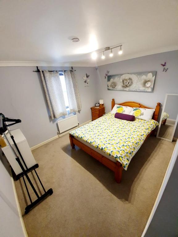 ein Schlafzimmer mit einem Bett und einer Kamera in der Unterkunft Chelmsford Town Centre Apartments With Car Parking in Chelmsford