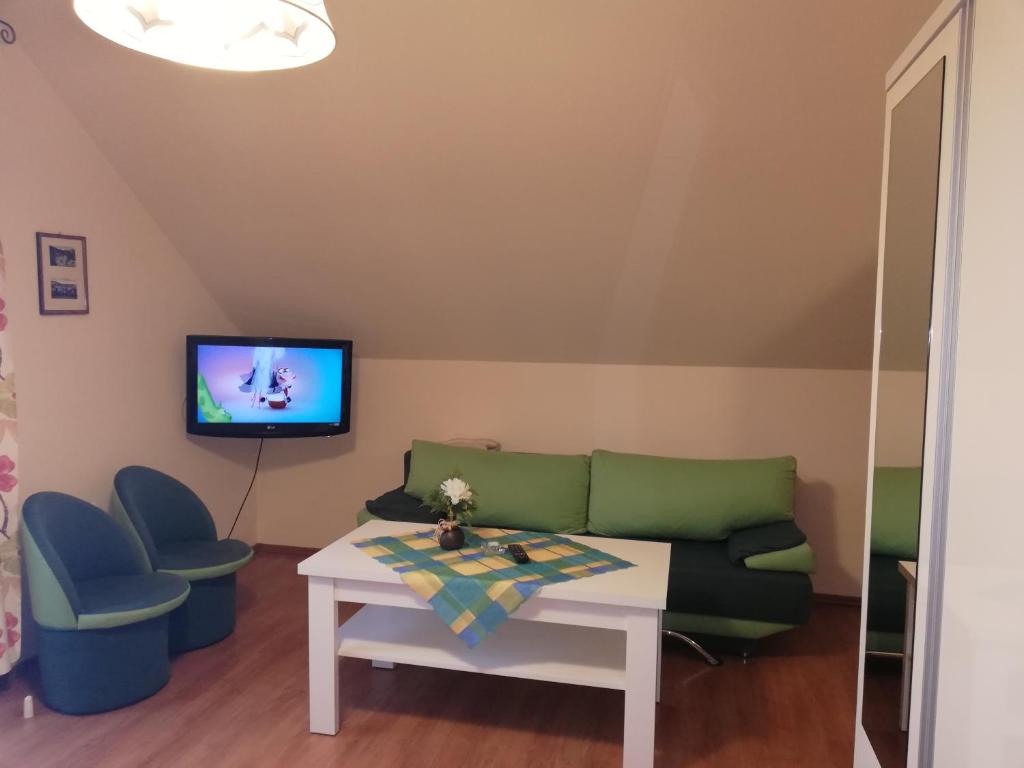 Televízia a/alebo spoločenská miestnosť v ubytovaní Willa Storczyk