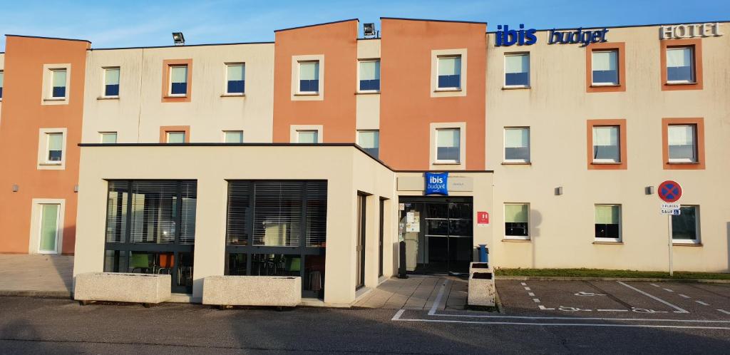 a building with a sign on the top of it at Ibis budget Verdun in Verdun