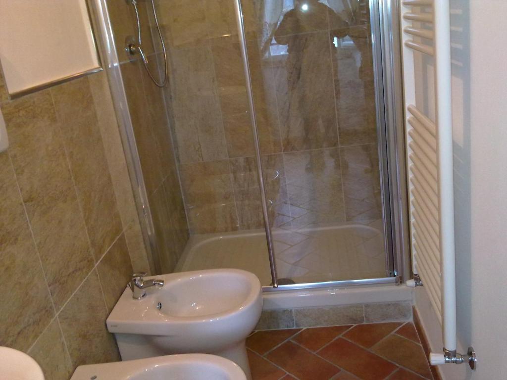 y baño con ducha, aseo y lavamanos. en B&B Casa Delle Rose, en Antria