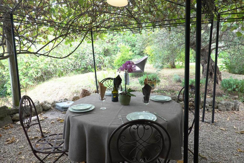 uma mesa com gatos sentados em cima dela em Le Cigalon em Grasse