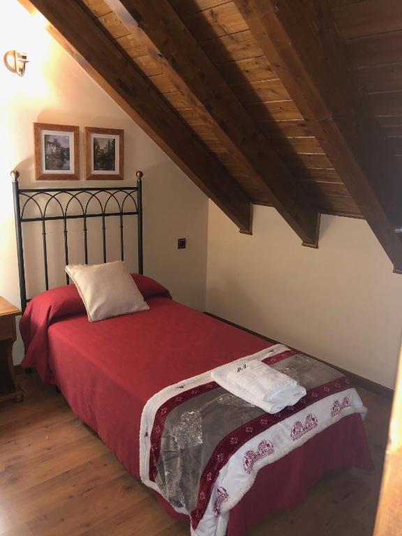 A bed or beds in a room at Apartamentos Casa Lavedan