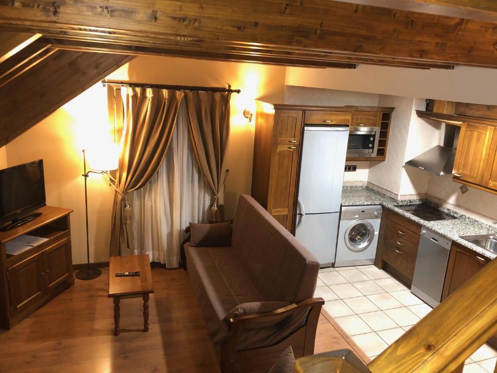 A kitchen or kitchenette at Apartamentos Casa Lavedan