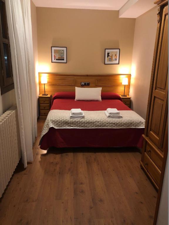 A bed or beds in a room at Apartamentos Casa Lavedan