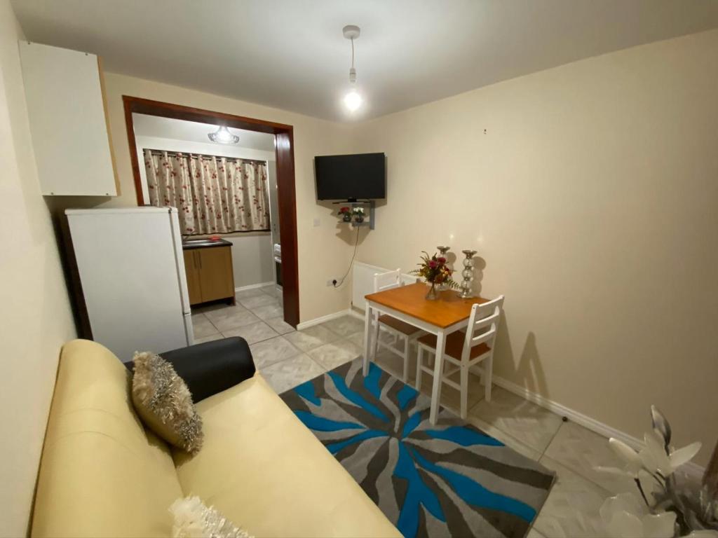 a living room with a couch and a table at Guest House B&B in Oxford