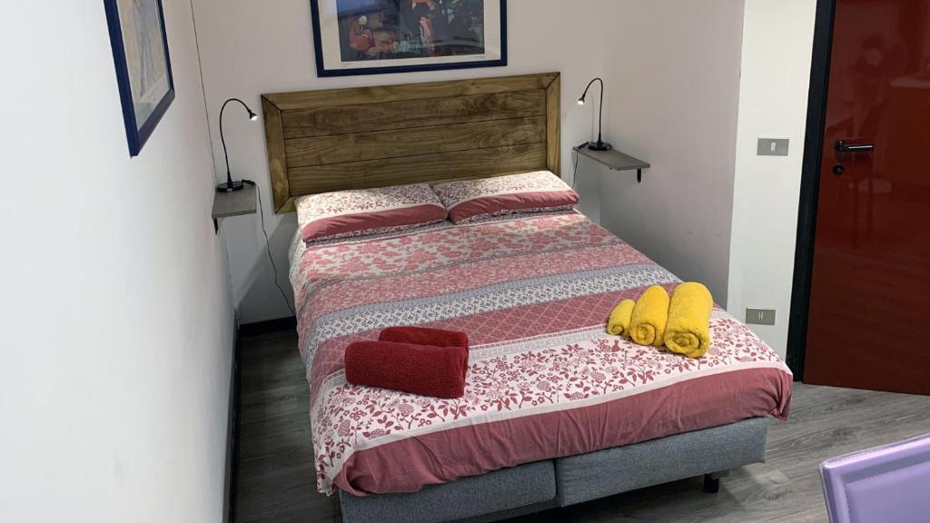Un dormitorio con una cama con dos zapatos encima. en Studio CENTRAL 3, en Aosta
