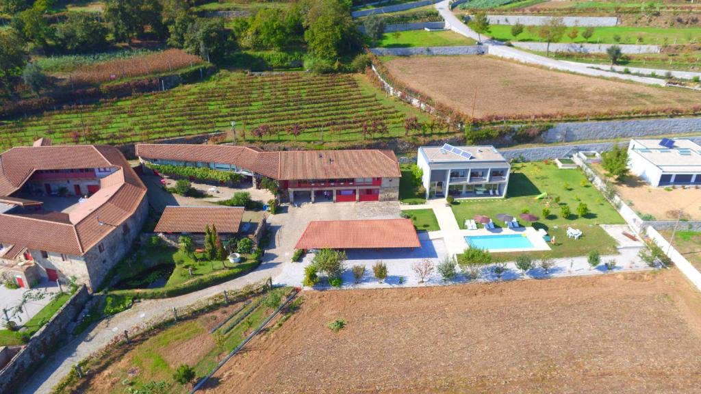 una vista aérea de una casa con patio en Quinta Pedras De Baixo en Longos