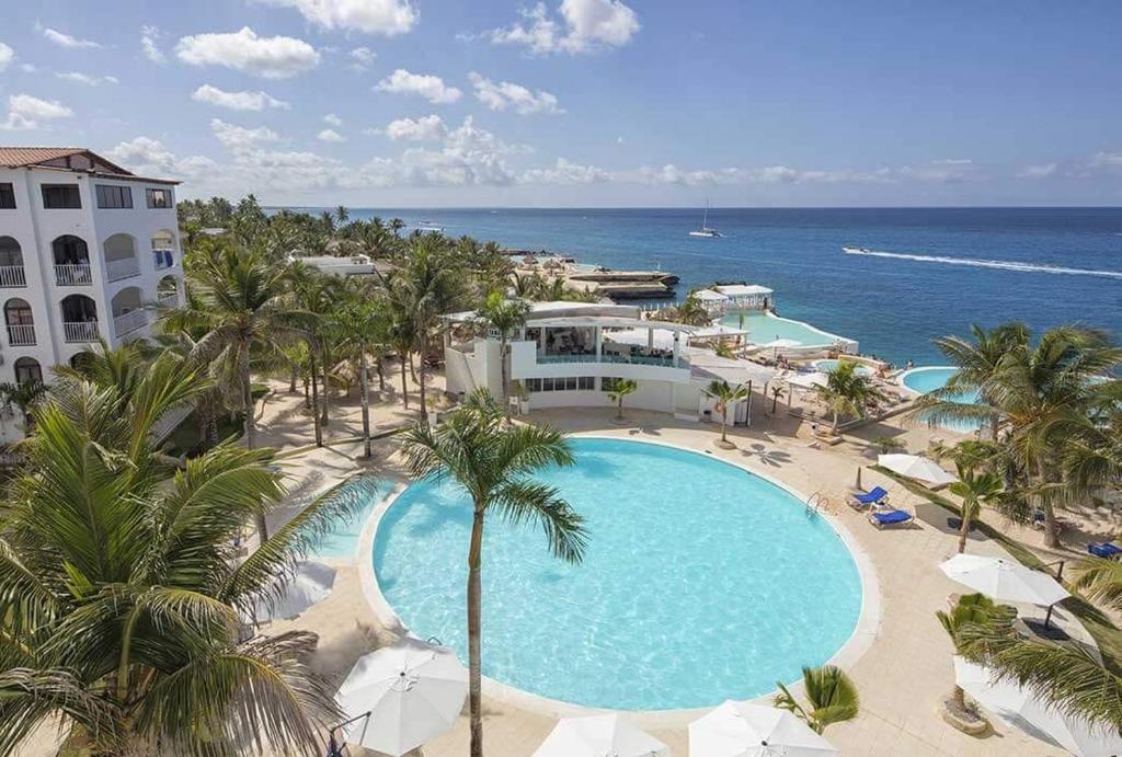 Výhled na bazén z ubytování apartamento superamplio con la mejor vista al mar solo adultos nebo okolí