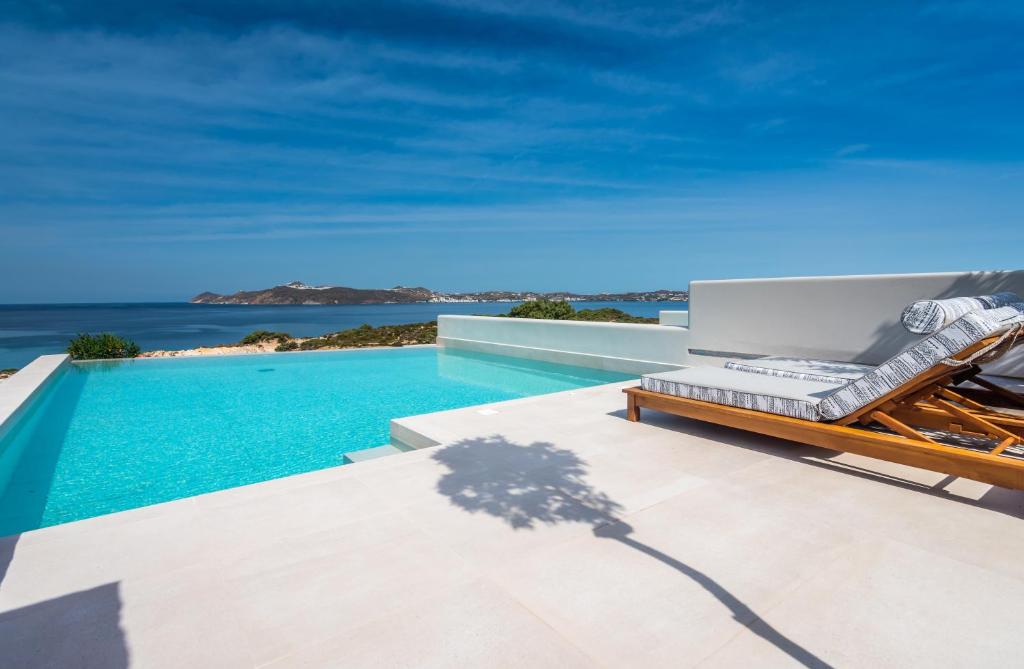 une villa avec une piscine et l'océan dans l'établissement Hotel Milos Sea Resort, à Adamas