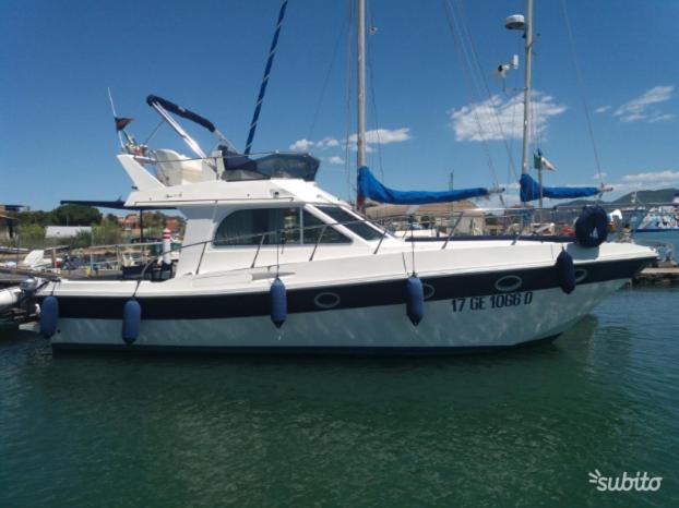 um barco branco está ancorado na água em Sanremo charter boat and breakfast em Sanremo