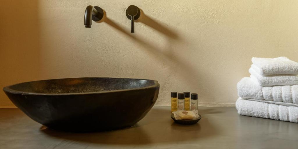 תמונה מהגלריה של Misteli Suites באקרוטירי