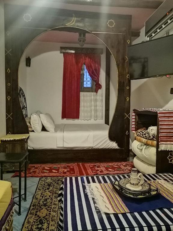 Een bed of bedden in een kamer bij Dar naya