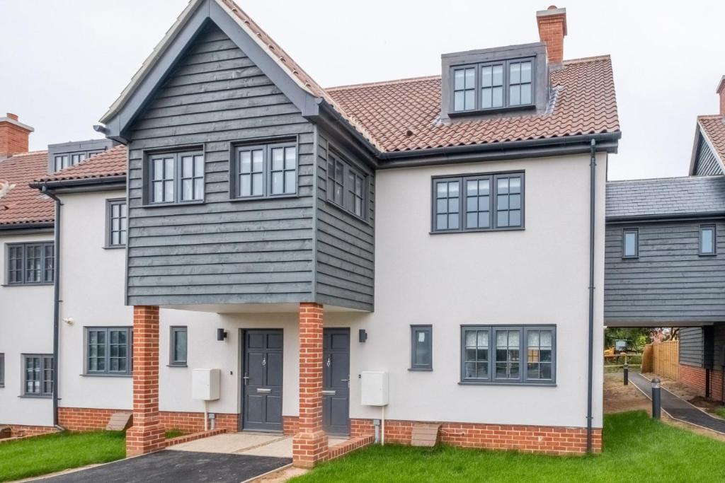 a house with a black roof at 5 Oakes Court in Thorpeness