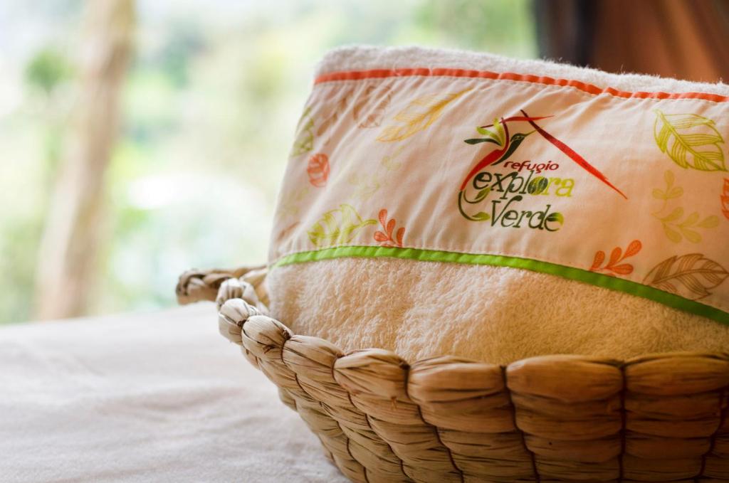 a wicker basket sitting on top of a table at Refugio Explora Verde in Choachí