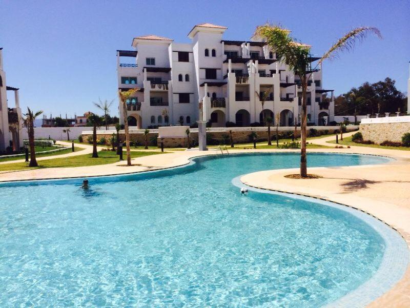 une grande piscine en face d'un bâtiment dans l'établissement Maha Beach Cabo Negro Duplex, à Cabo Negro
