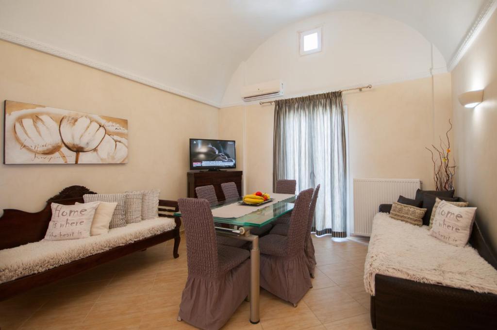 Telewizja i/lub zestaw kina domowego w obiekcie Veldi Art - Kamari Beach Apartment