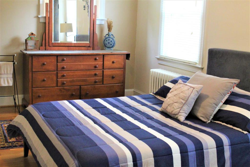 Master Bedroom-Private Bath, Washington DC في واشنطن: غرفة نوم بسرير ازرق وبيض وخزانة