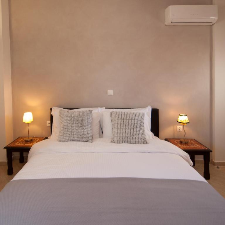 Łóżko lub łóżka w pokoju w obiekcie Veldi Art - Kamari Beach Apartment
