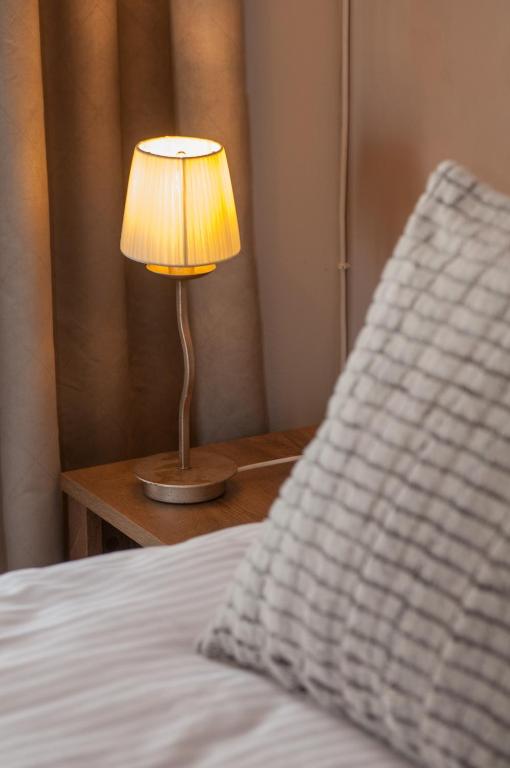 Łóżko lub łóżka w pokoju w obiekcie Veldi Art - Kamari Beach Apartment