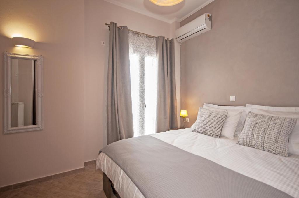 Łóżko lub łóżka w pokoju w obiekcie Veldi Art - Kamari Beach Apartment