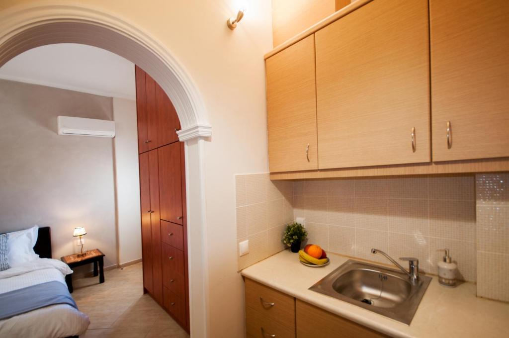 Łóżko lub łóżka w pokoju w obiekcie Veldi Art - Kamari Beach Apartment