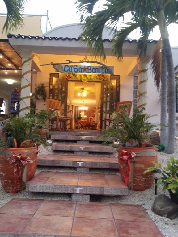 un restaurant avec des palmiers en face d'un bâtiment dans l'établissement Casa Bonita Inn, à La Parguera