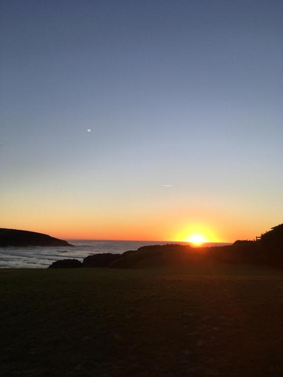 un tramonto sulla spiaggia con il tramonto di La Lagartija Adults Only ad Ajo