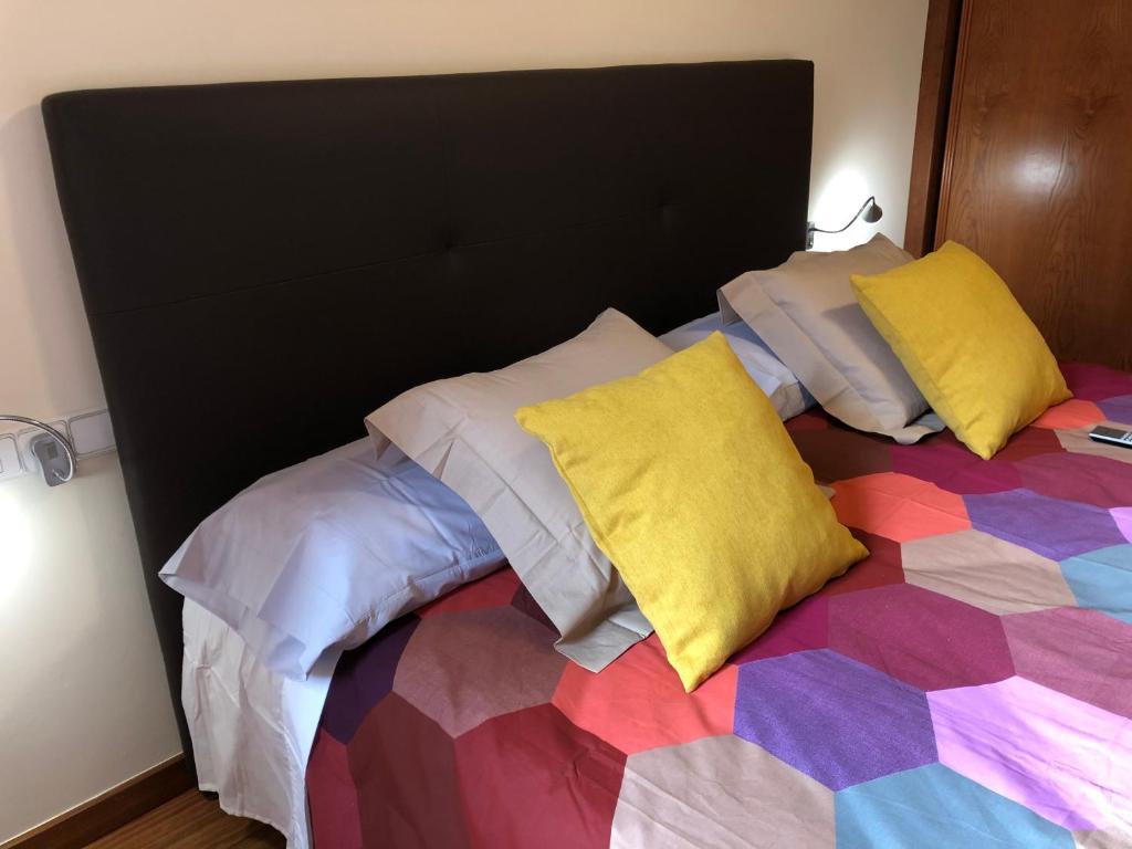 Posteľ alebo postele v izbe v ubytovaní Apartaments Vicus 2 con vistas a la Plaza Mayor de Vic