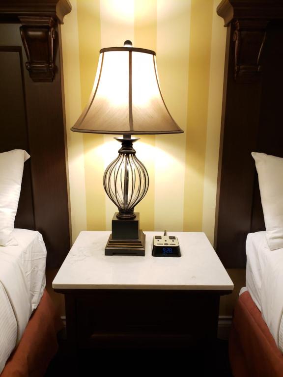 Postel nebo postele na pokoji v ubytování Arbutus Inn