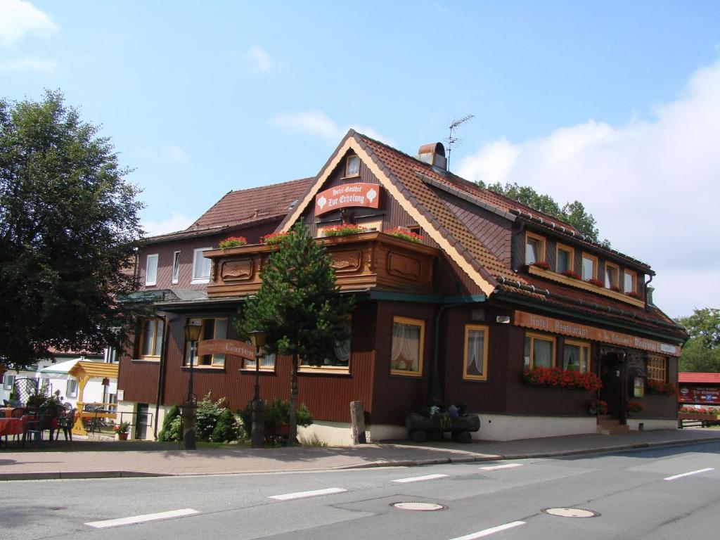 een gebouw aan de straatkant bij Hotel Zur Erholung in Braunlage