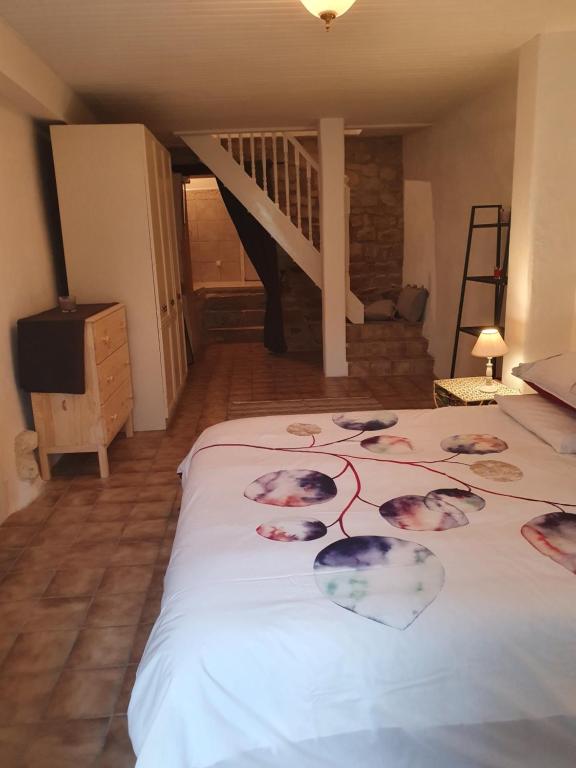 a bedroom with a bed with a picture of people on it at Les Hirondelles in Pont-de-Barret