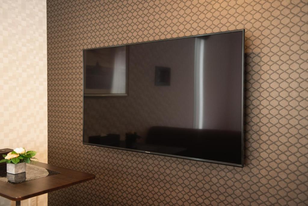 TV a/nebo společenská místnost v ubytování GRAND BASE Nagasaki Ekimae